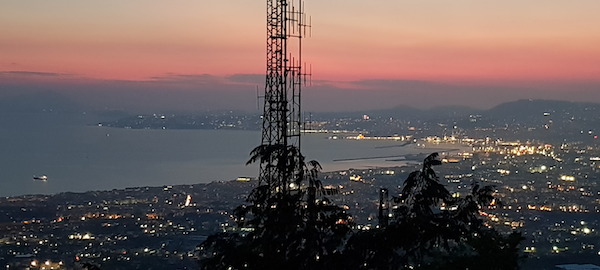 Blick auf Neapel bei Nacht